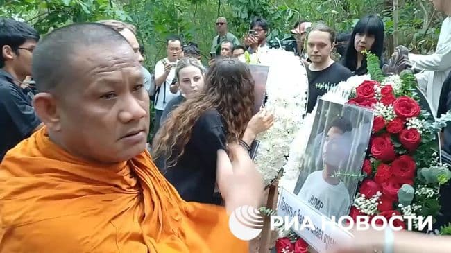 В Таиланде прошел буддийский ритуал прощания с убитыми россиянами
