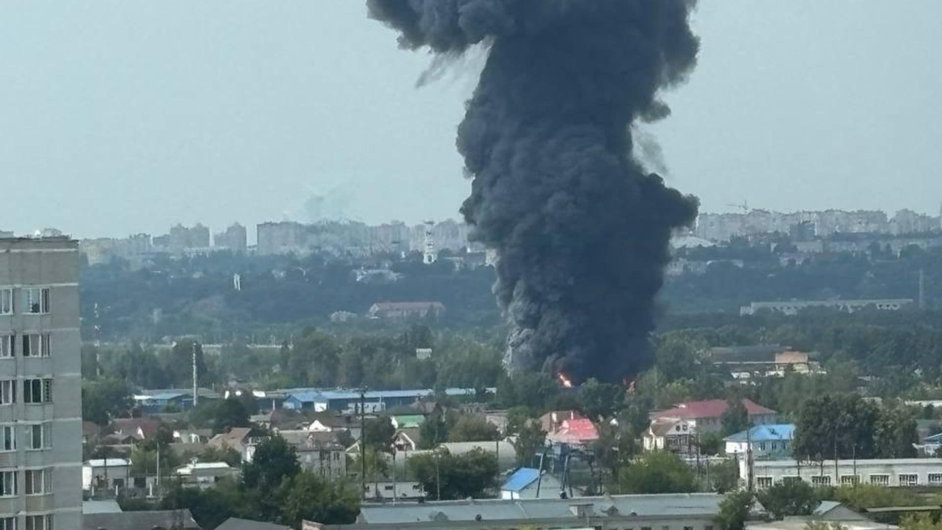В Брянске более 50 человек тушат пожар на складе