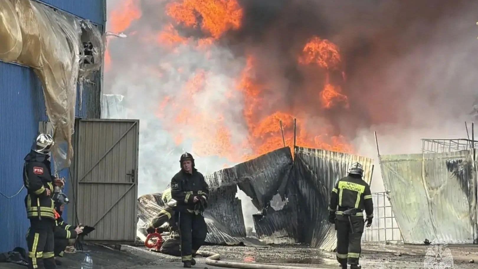 В Брянске локализовали пожар на складе с красками и автомаслами