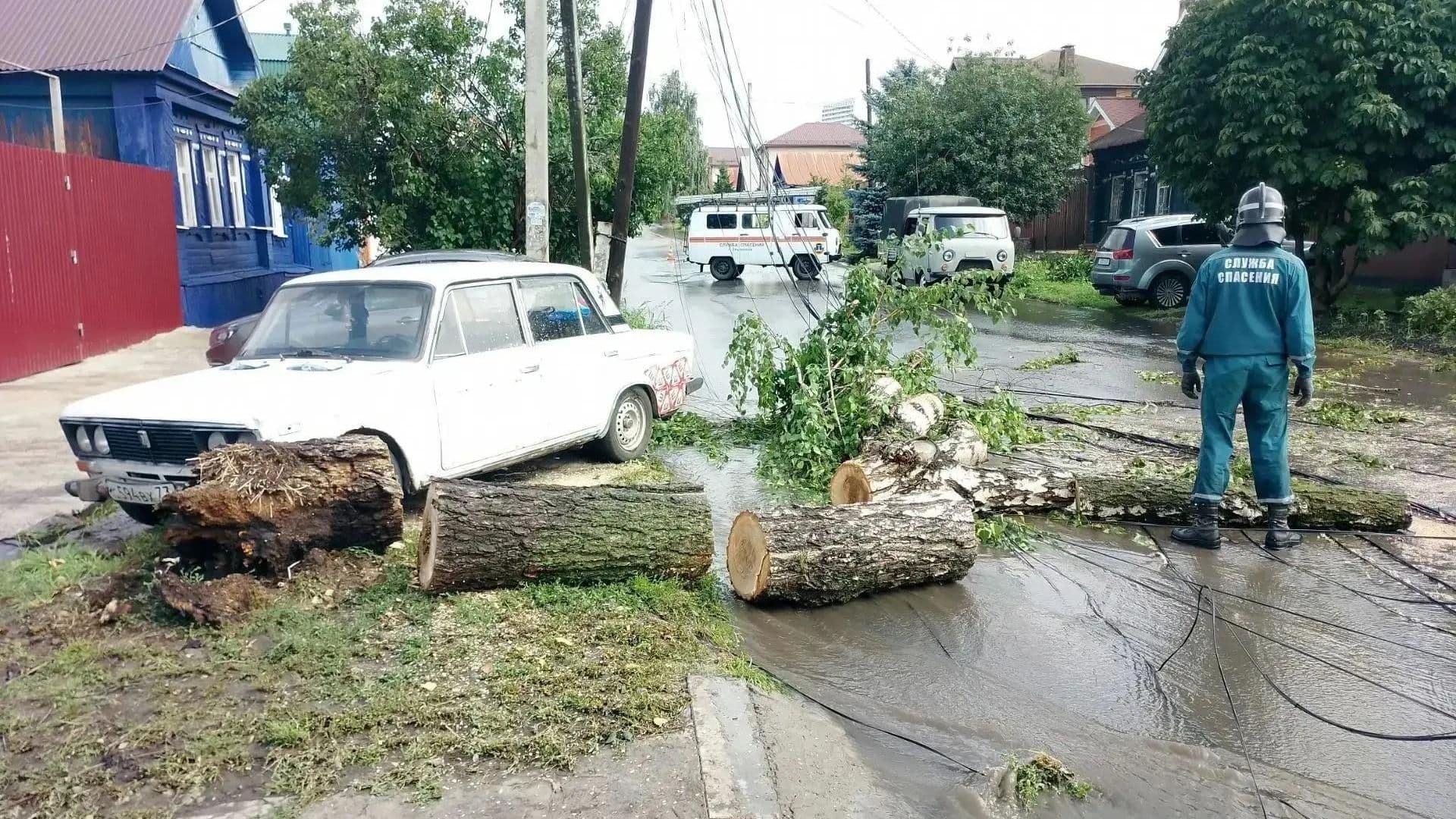 В Ульяновске службы устраняют последствия непогоды