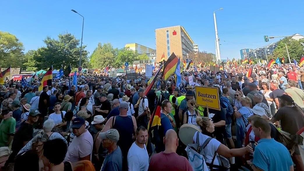 В Германии тысячи людей вышли на демонстрацию против Мерца