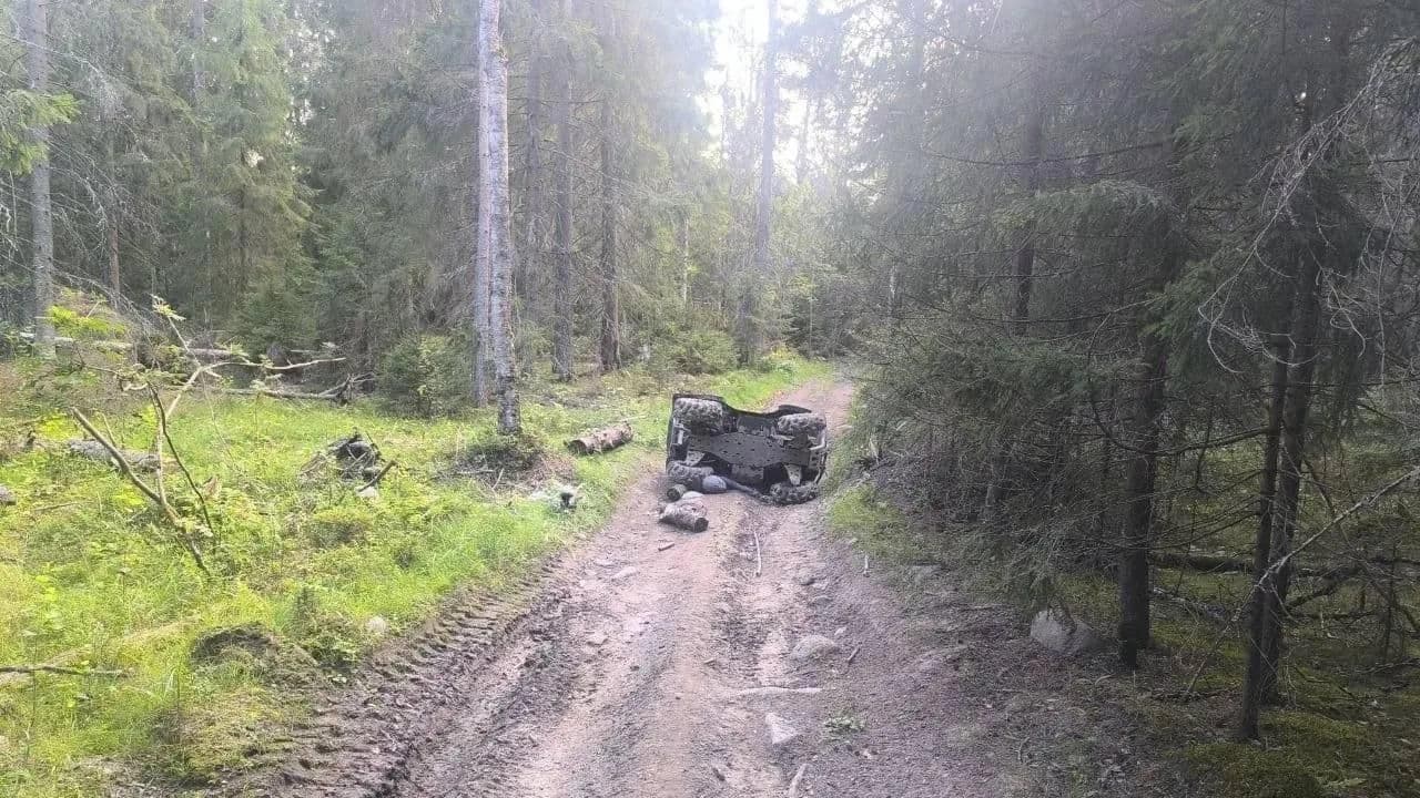 В Ленинградской области вездеход опрокинулся на дороге, пассажир погиб