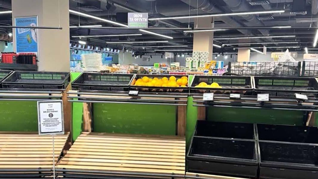 СМИ: в некоторых магазинах в Киеве возник дефицит овощей, фруктов и мяса