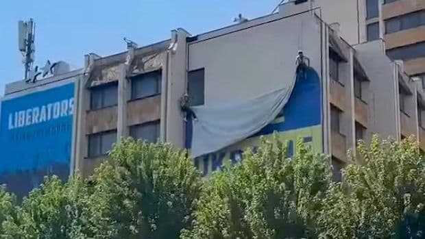В центре Приштины убрали большой украинский флаг