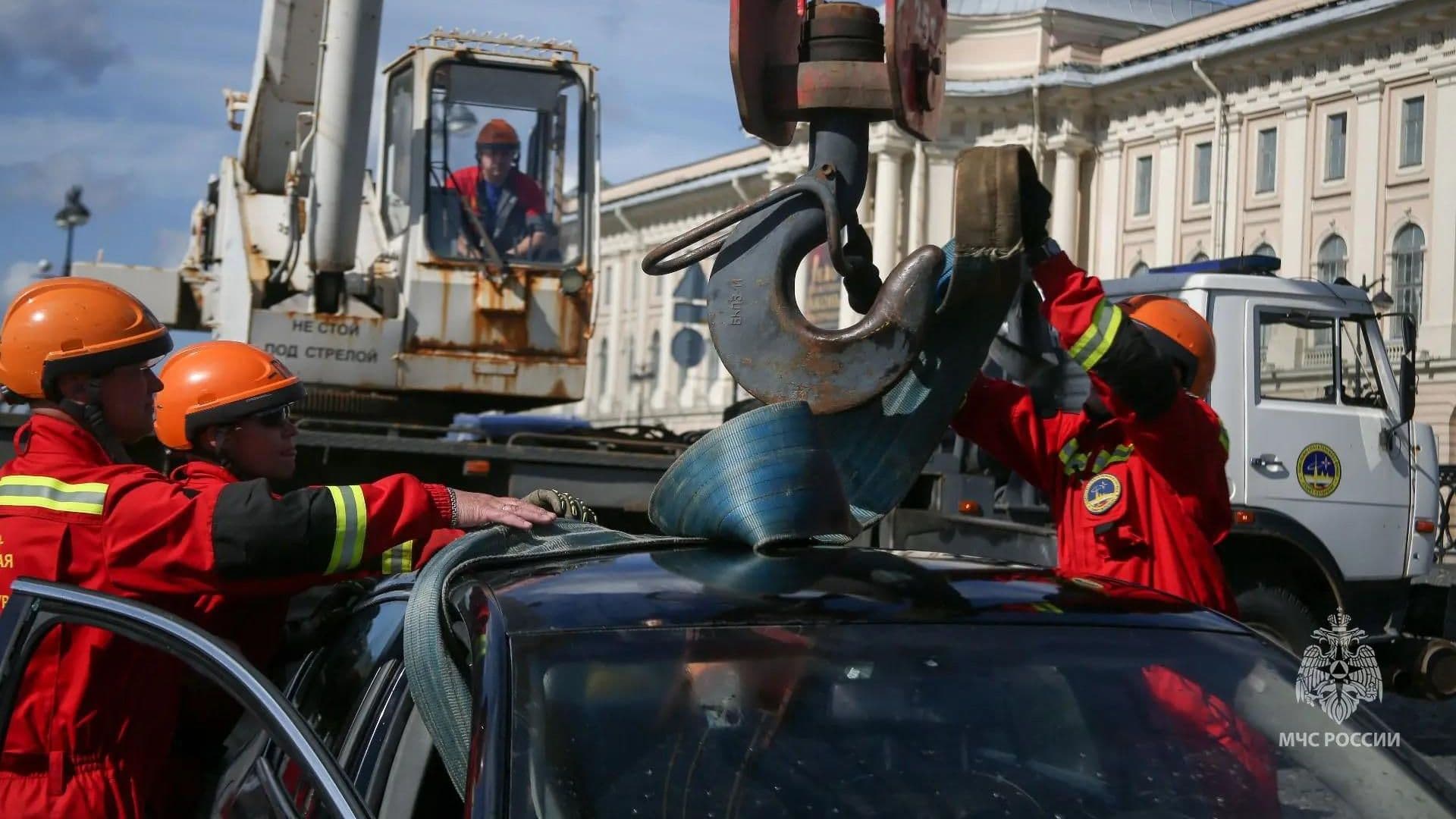 В центре Петербурга легковушка съехала в Неву со спуска на набережной