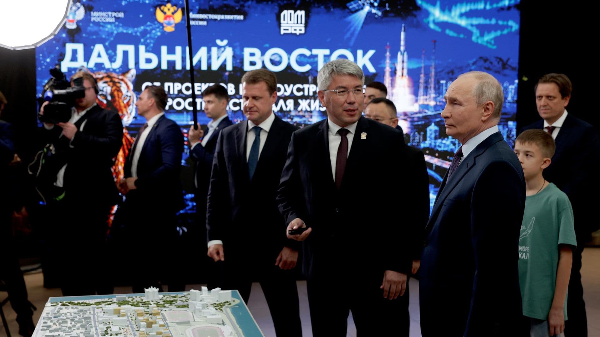 Путин призвал вписывать идеи молодых художников в реализацию мастер-планов