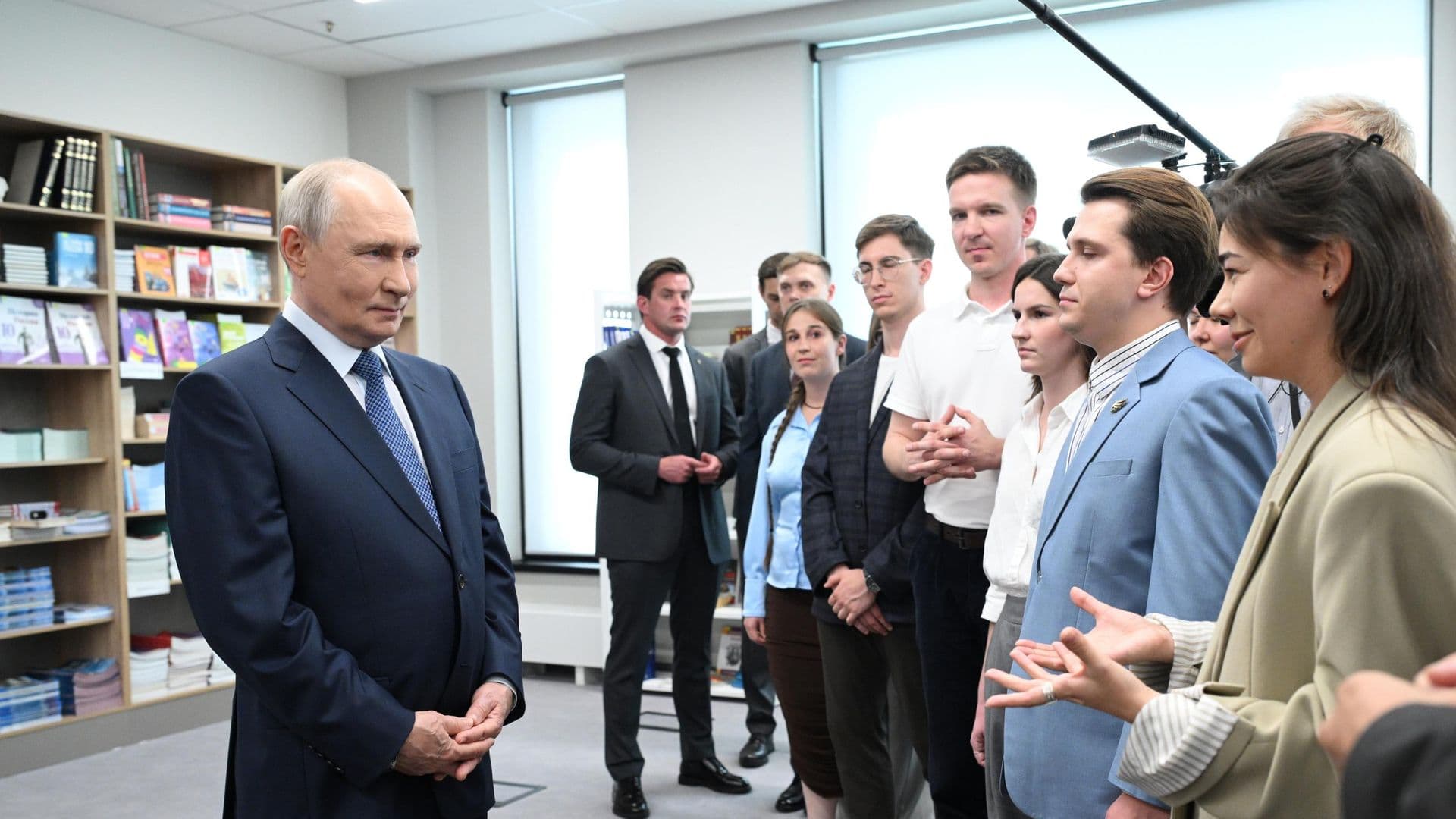 Путин обратился "по батюшке" к молодому ученому и пожелал успехов