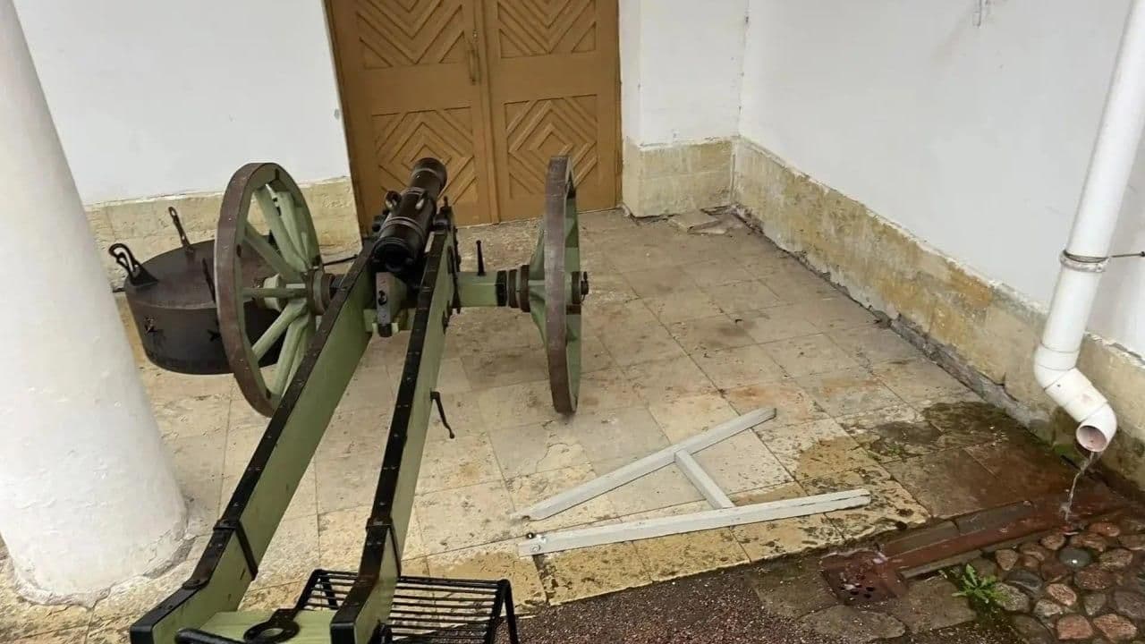 Во дворце в Ленинградской области задержали пьяного дебошира в трусах