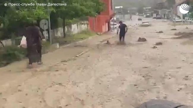 В Дагестане чиновник спас ребенка, которого уносило течением