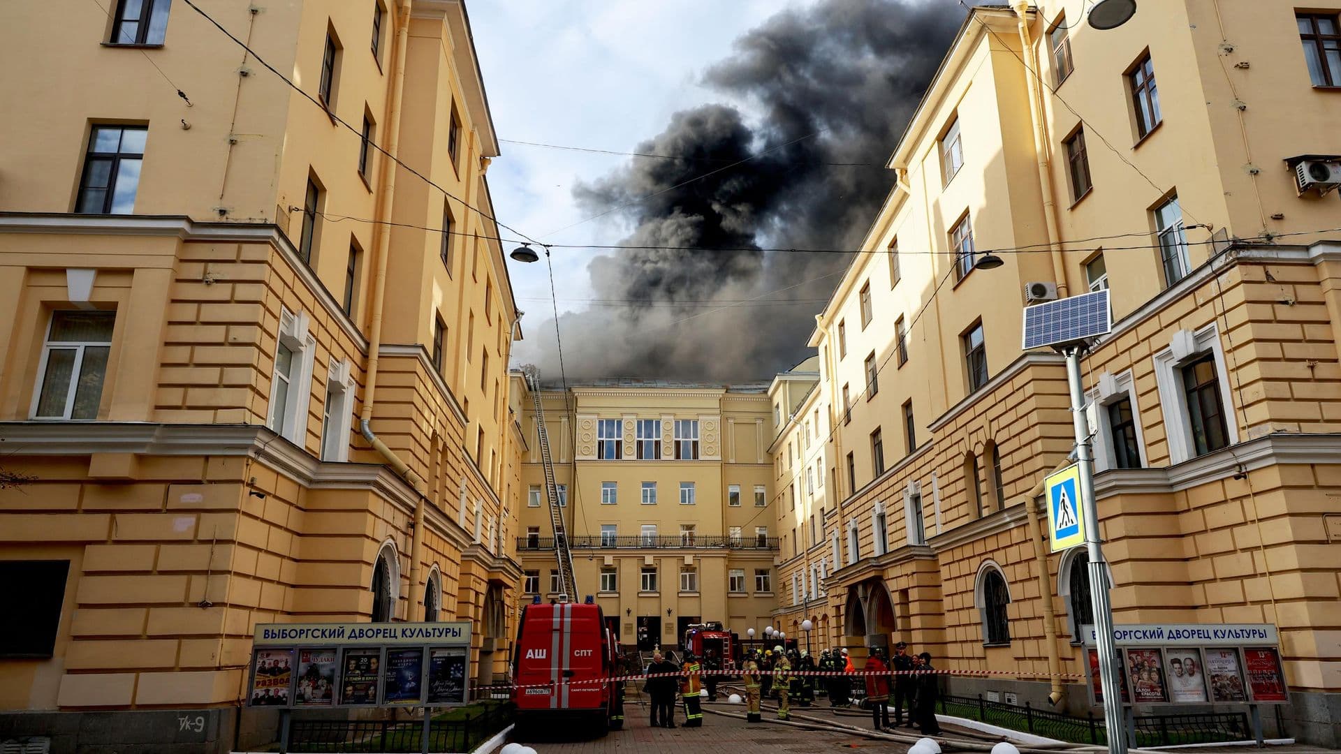 В Петербурге при пожаре в ДК пострадали только административные помещения