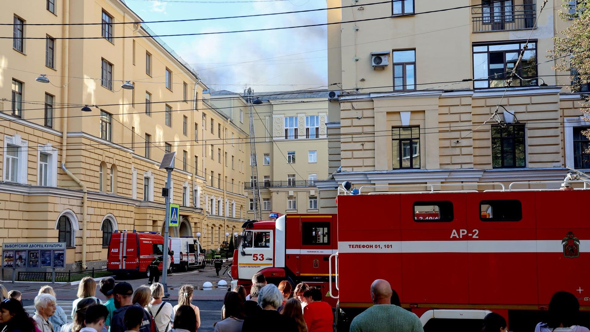 В Петербурге локализовали пожар на кровле дворца культуры
