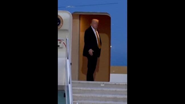 Появились кадры тайной перевозки Трампа на военный самолет