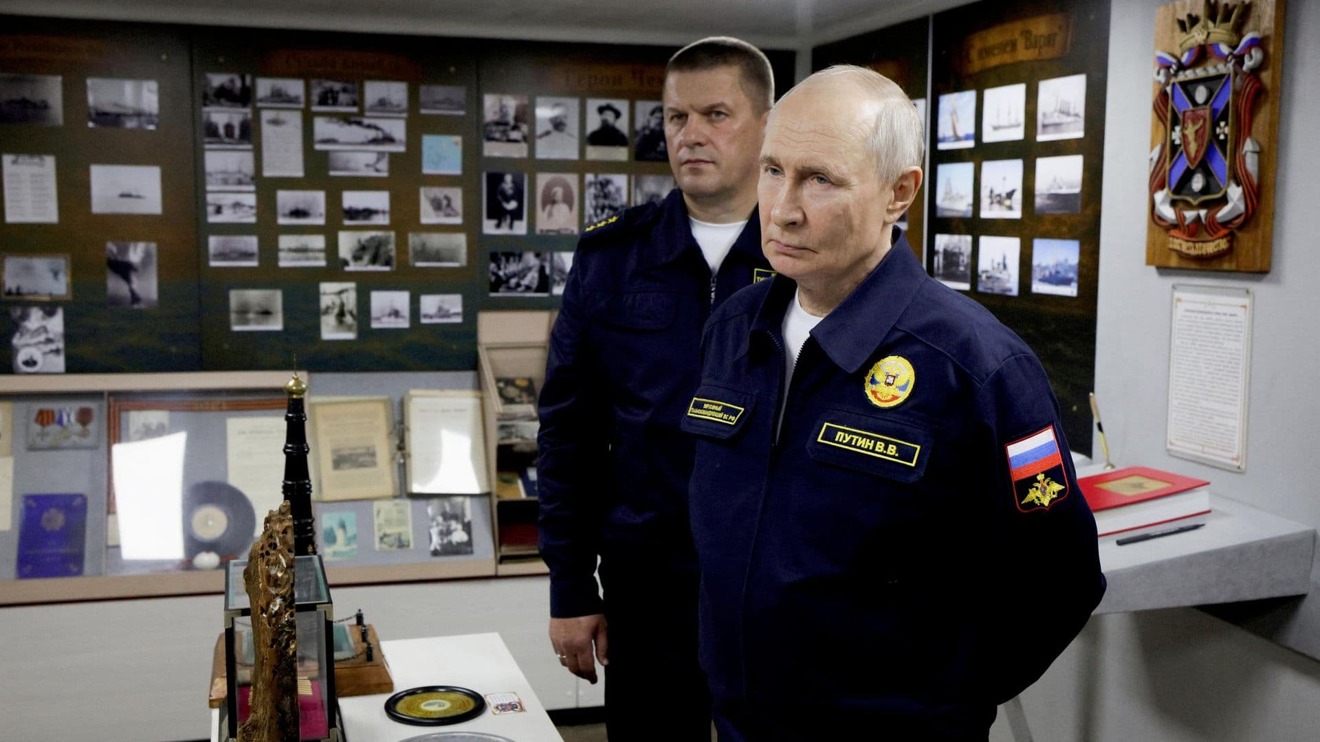 Путин наблюдал за учениями Тихоокеанского флота в военной форме