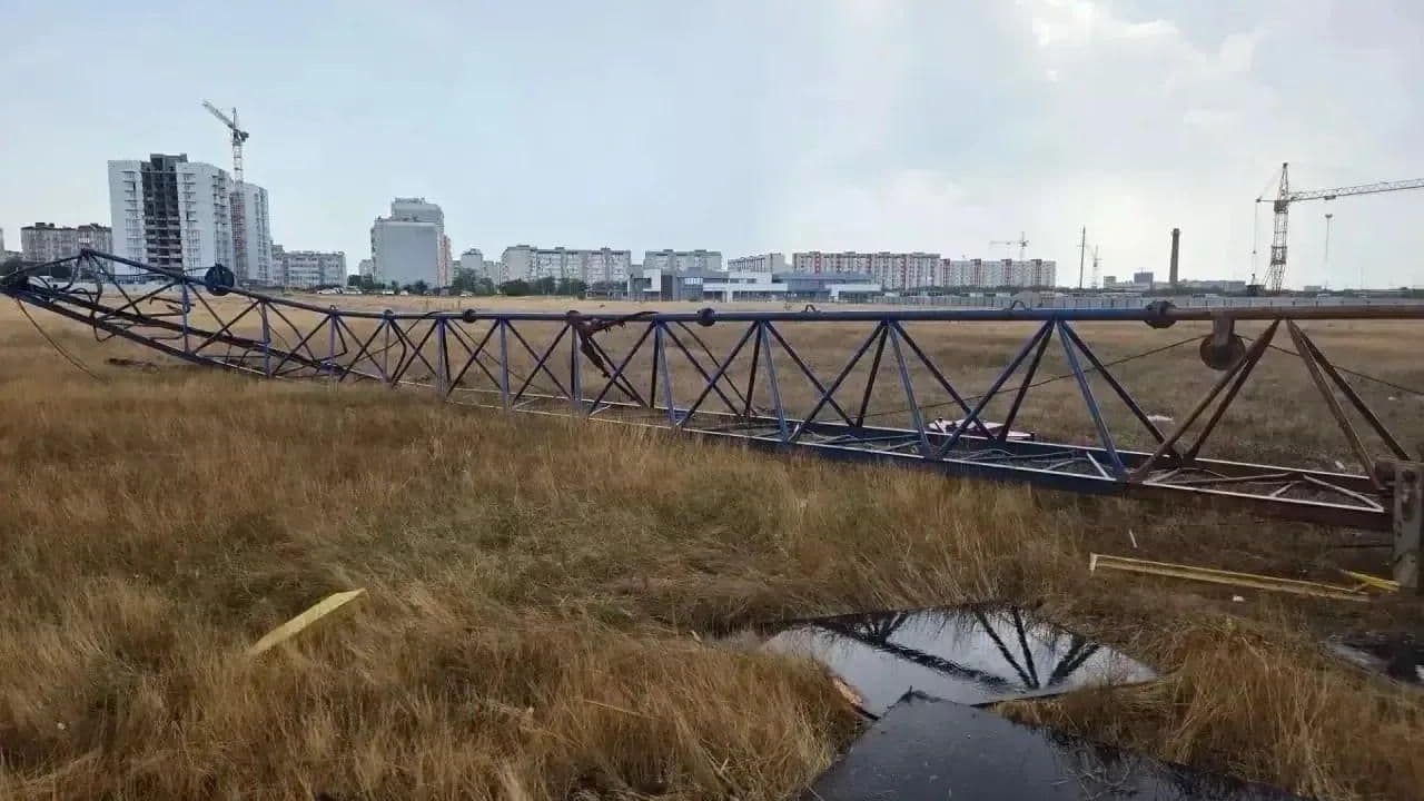 В Крыму на стройплощадке упал башенный кран