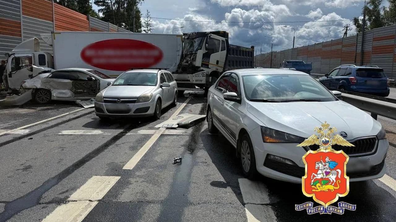 В Подмосковье грузовик столкнулся с пятью машинами