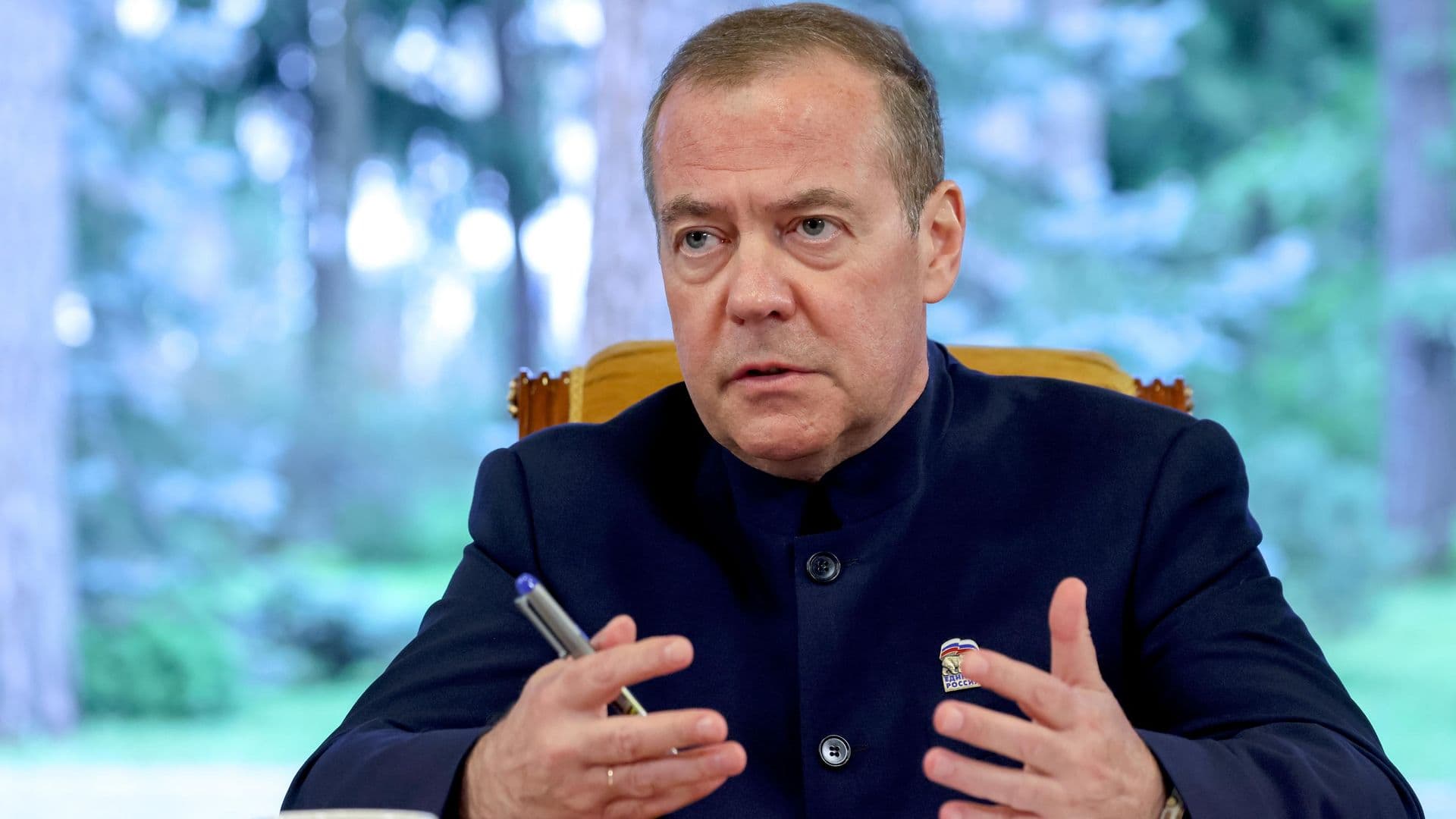 Медведев призвал заниматься страхованием МСП от военных рисков