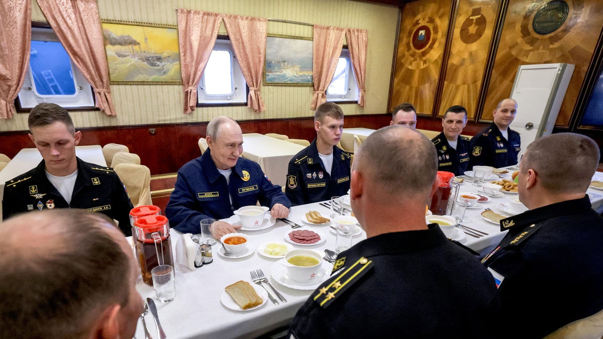 Путин пообедал с экипажем "Варяга"