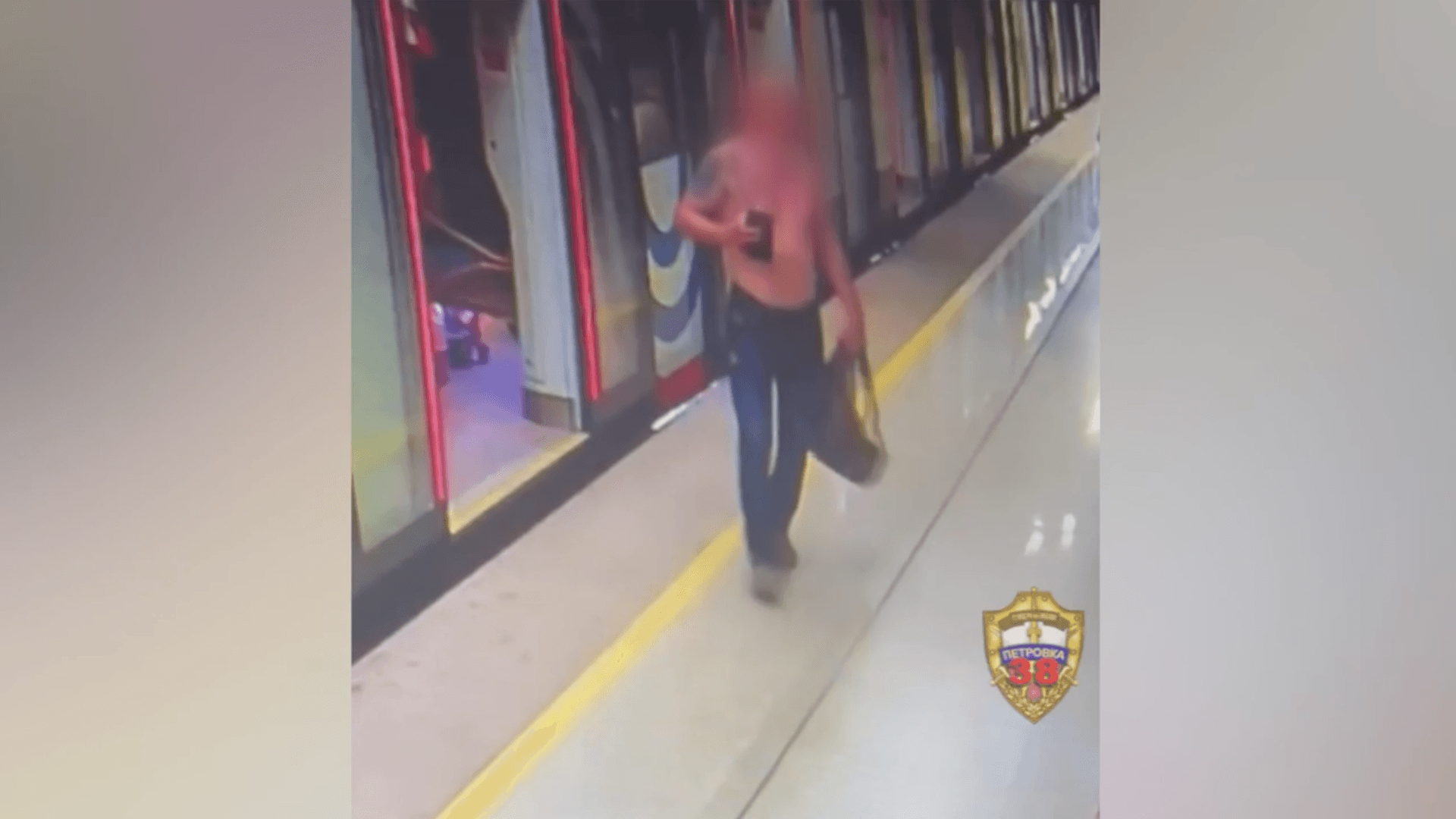 В московском метро задержали ругавшегося мужчину без футболки