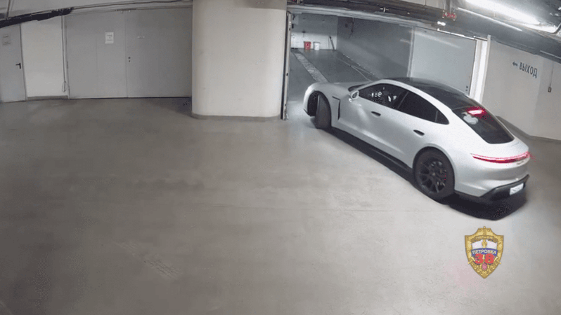 В Москве двое работников автомойки угнали и разбили Porsche клиента