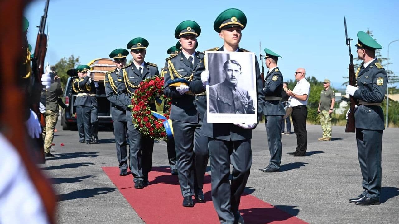 Останки главаря ОУН* доставили на Украину для перезахоронения