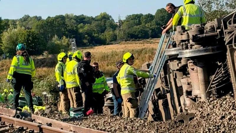 В Великобритании пассажирский поезд сошел с рельсов