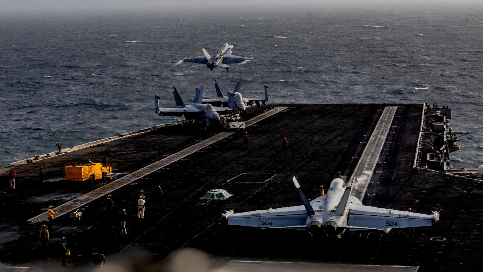 От Пентагона потребовали отчет об условиях на авианосце USS Lincoln