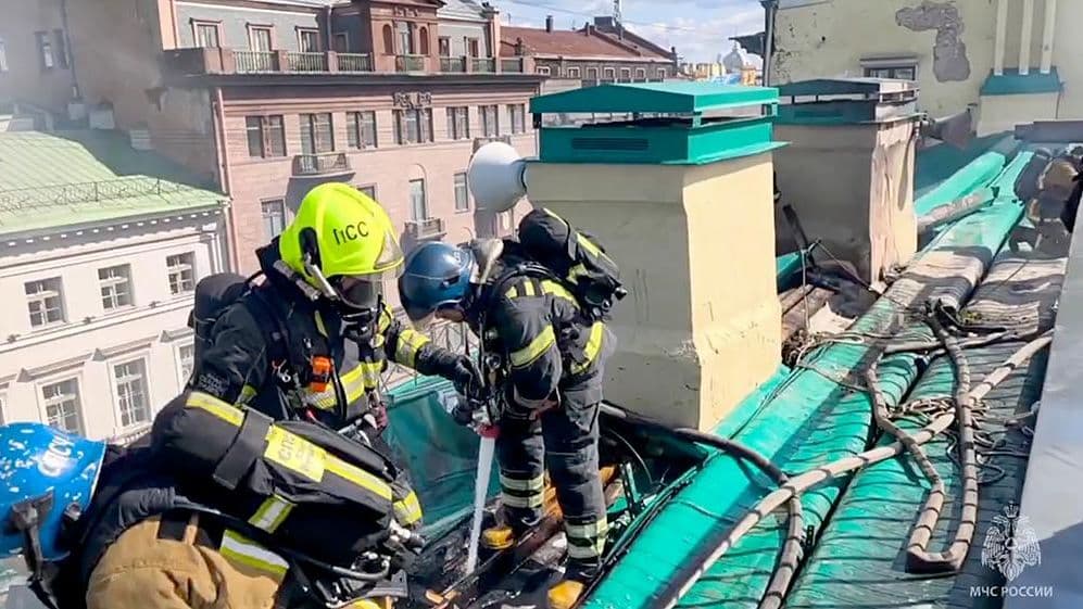 Площадь пожара на крыше здания в Петербурге увеличилась