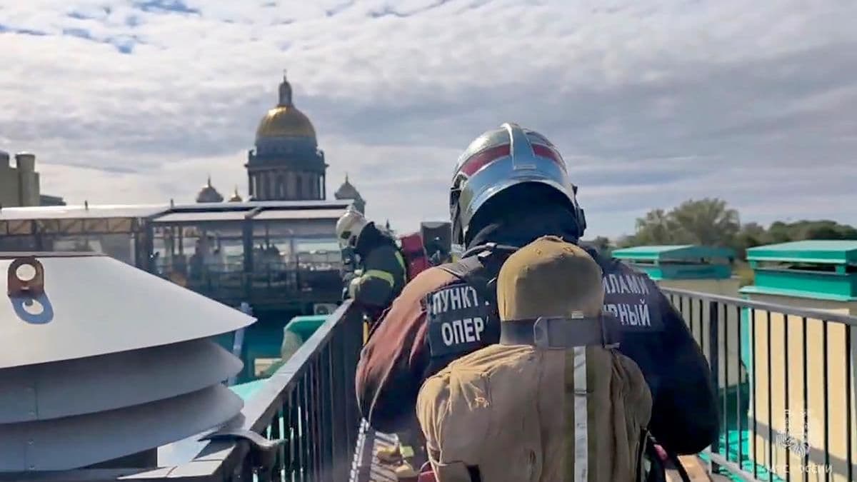 В Петербурге локализовали пожар на кровле здания