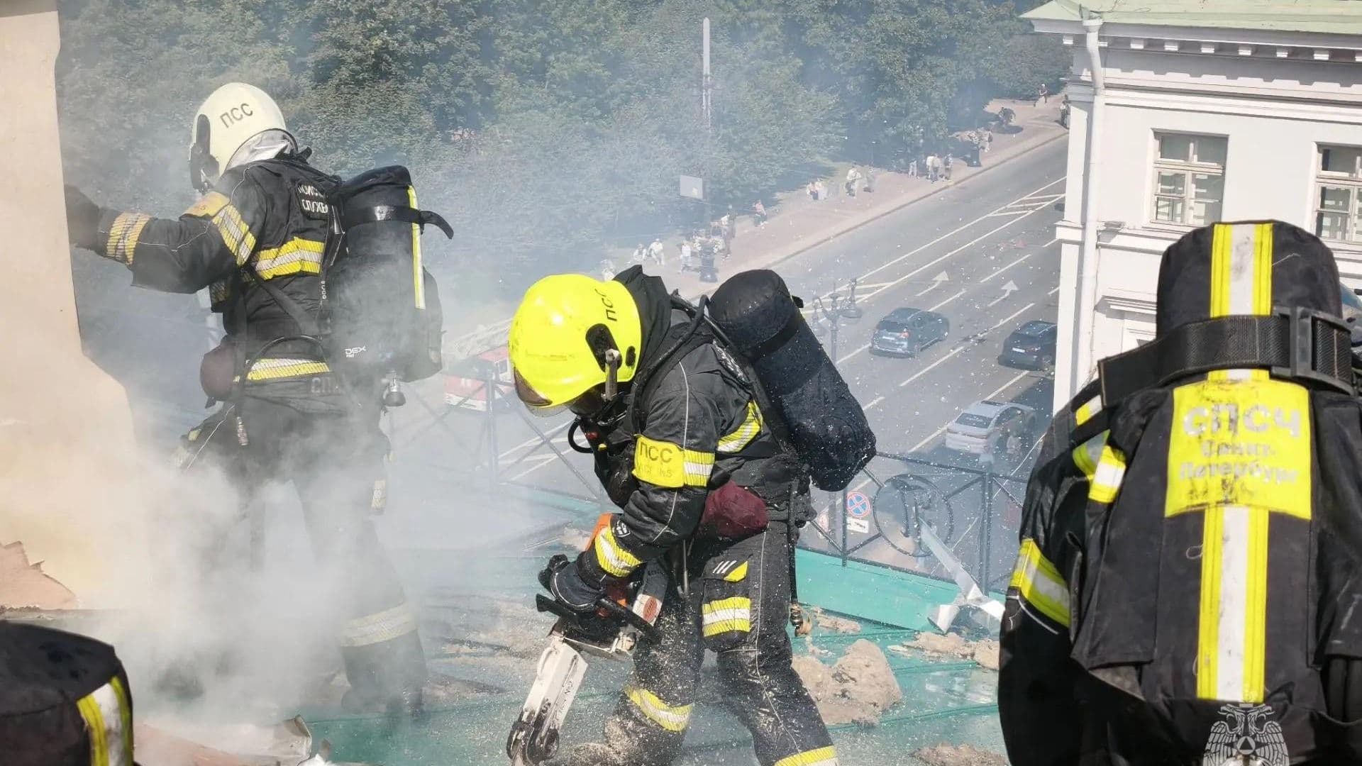 В Петербурге при пожаре на кровле здания эвакуировали 35 человек