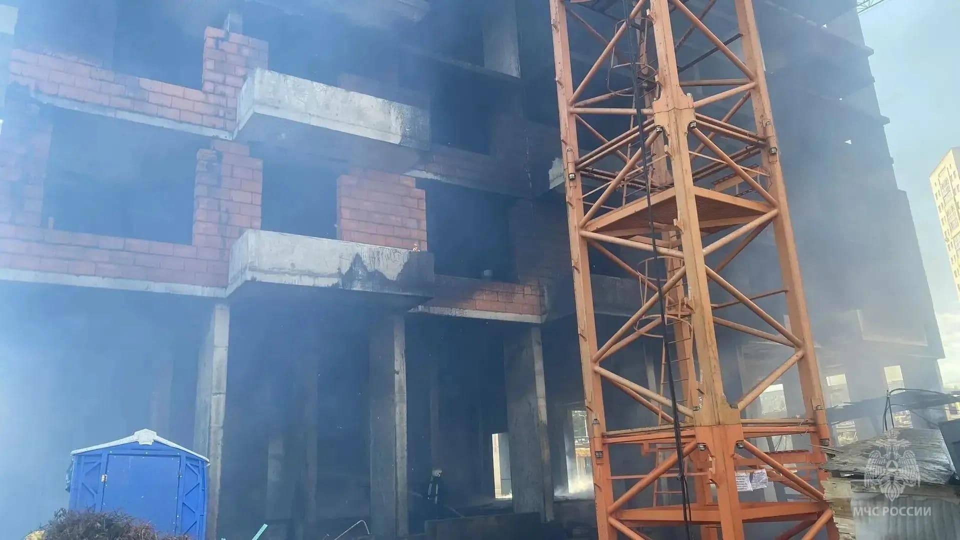 В Омске спасли пять человек во время пожара в строящейся многоэтажке