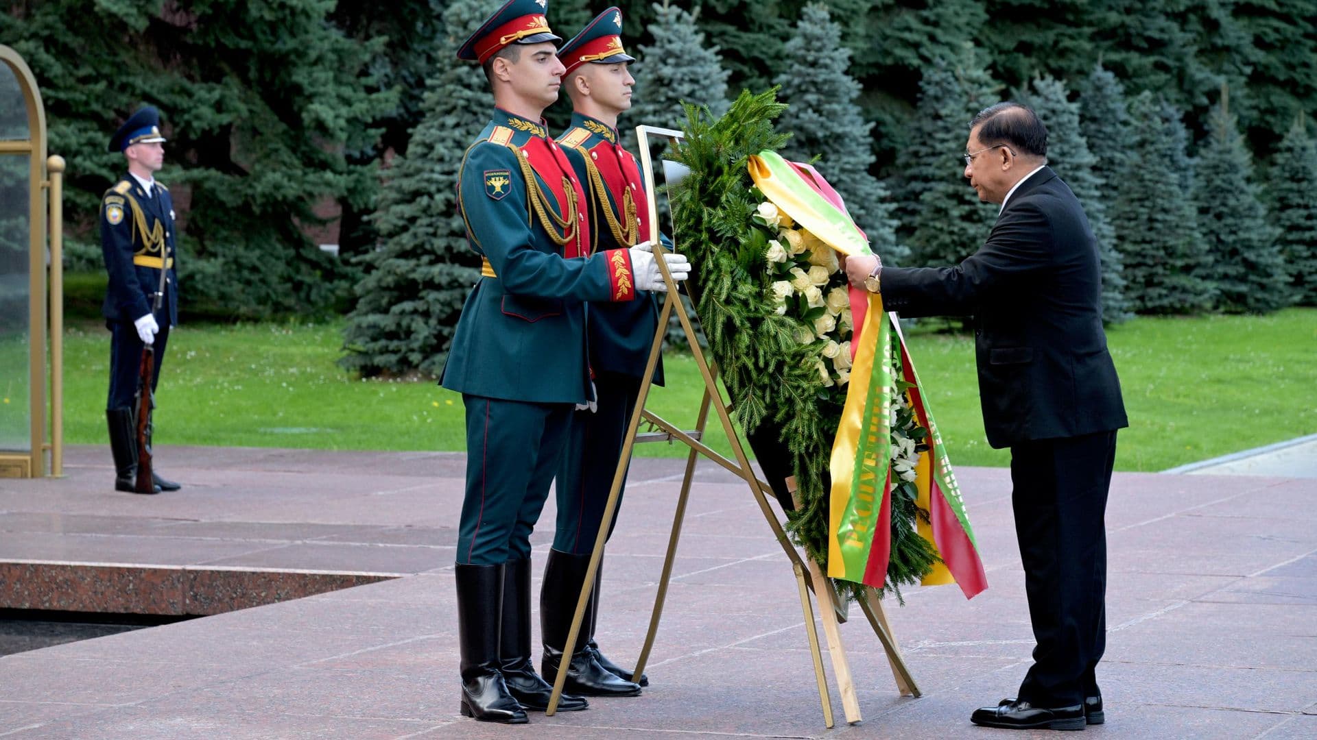 Президент Мьянмы возложил венок к Могиле Неизвестного Солдата