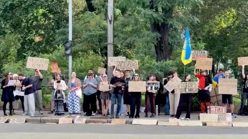 У здания Верховной рады проходит митинг против отставки Федорова, пишут СМИ