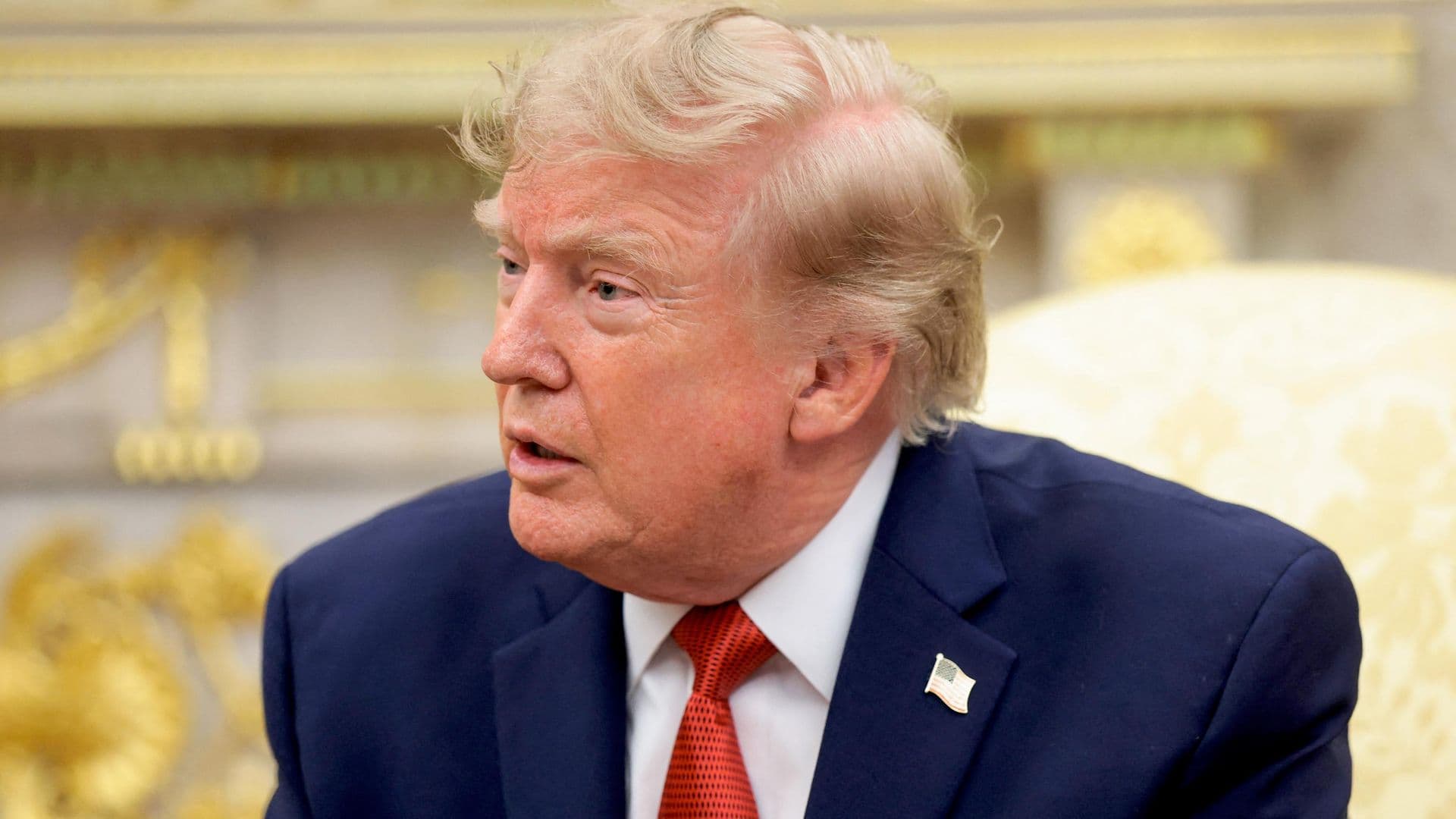 Трамп признался, что пересилил нелюбовь к рукопожатиям