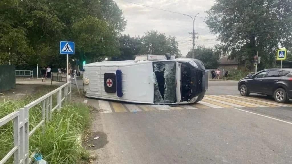 В Краснодарском крае пять человек пострадали в ДТП с участием скорой
