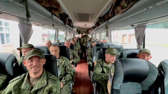 Минобороны показало кадры с вернувшимися из украинского плена военными