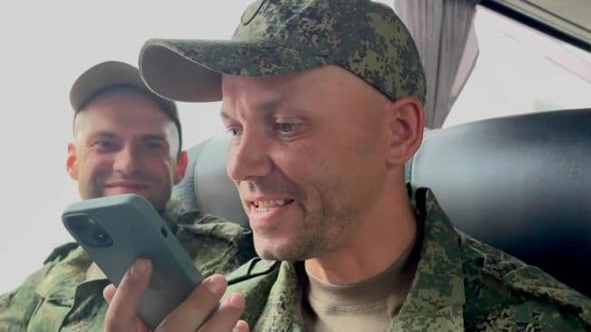 Вернувшиеся из плена российские военные поговорили с родными