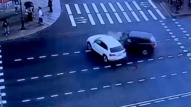 Опубликовано видео момента наезда на пешеходов в центре Петербурга
