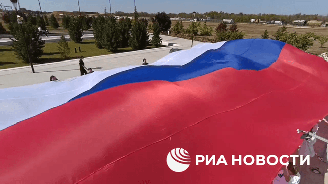 На месте приземления Гагарина развернули стометровый триколор