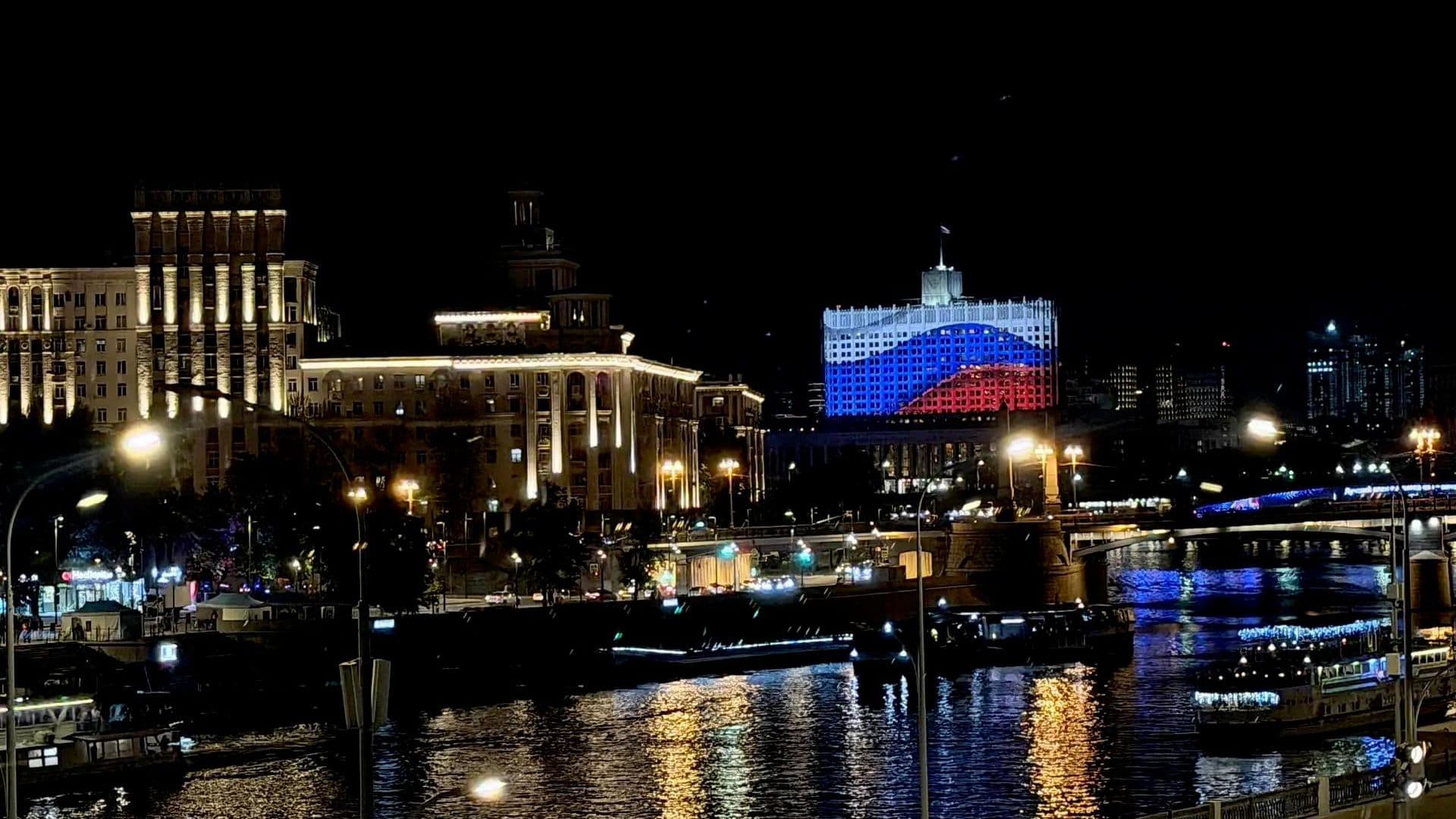 Дом правительства украсили проекцией ко Дню государственного флага