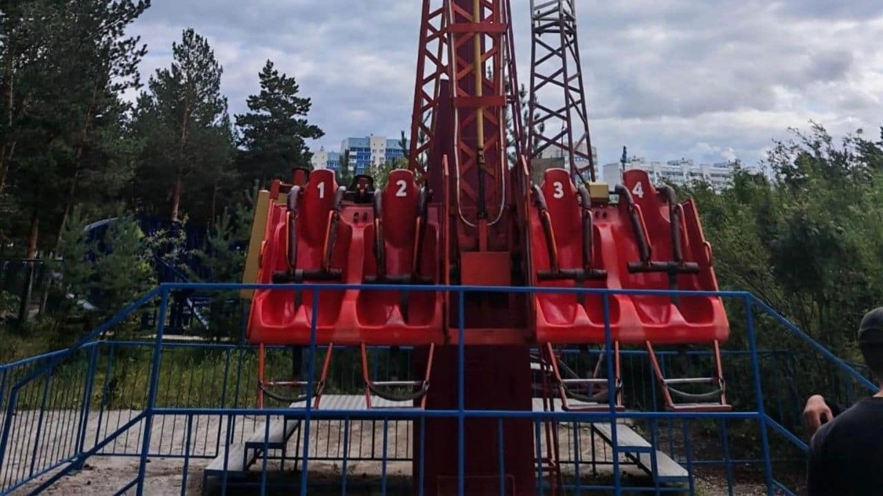В Якутске несовершеннолетняя девушка выпала из аттракциона