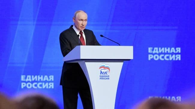 Путин поздравил россиян с Днем государственного флага
