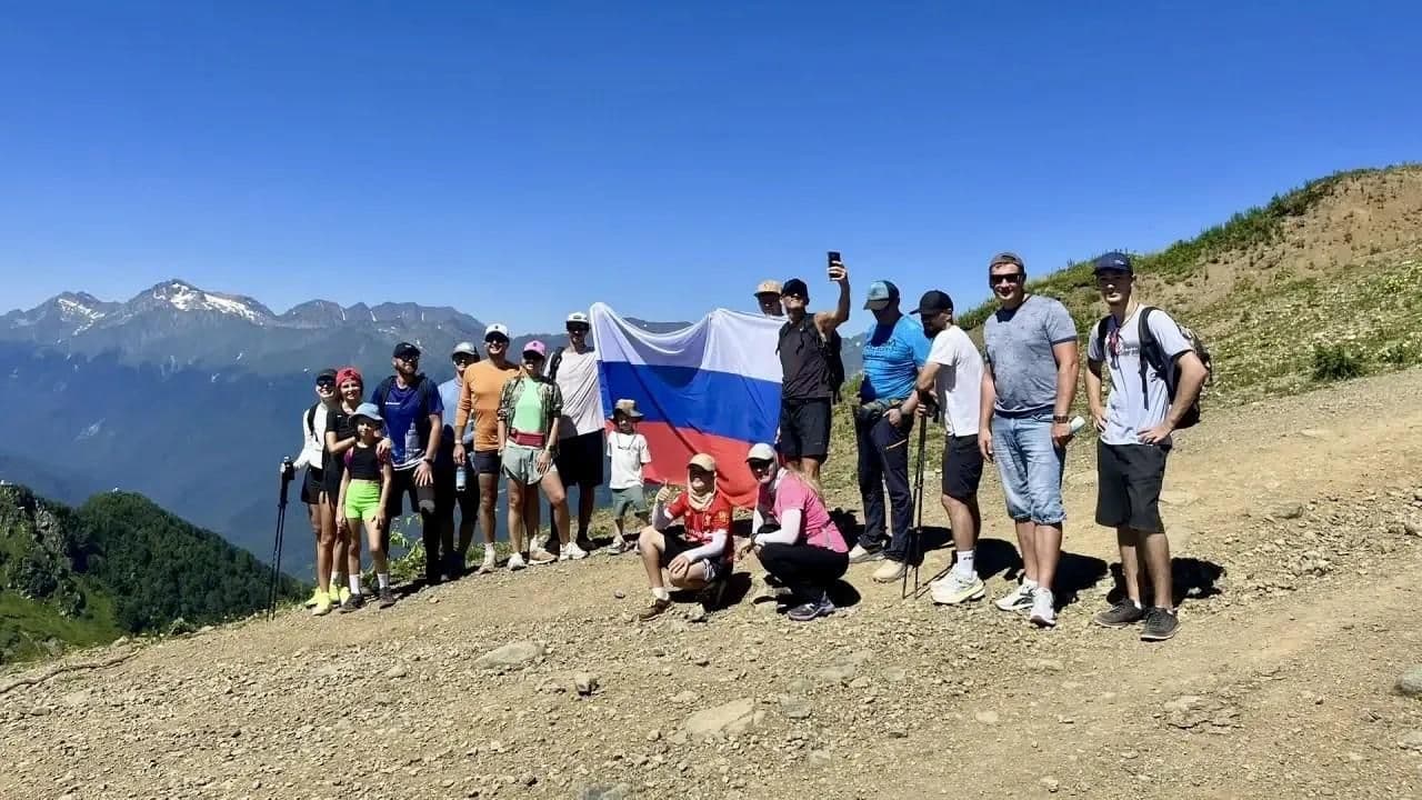 Флаг России развернули на вершине Роза Пик