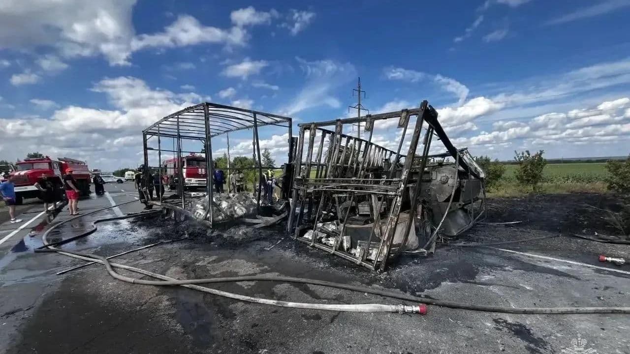 В Оренбуржье при столкновении двух легковушек и грузовика погиб человек