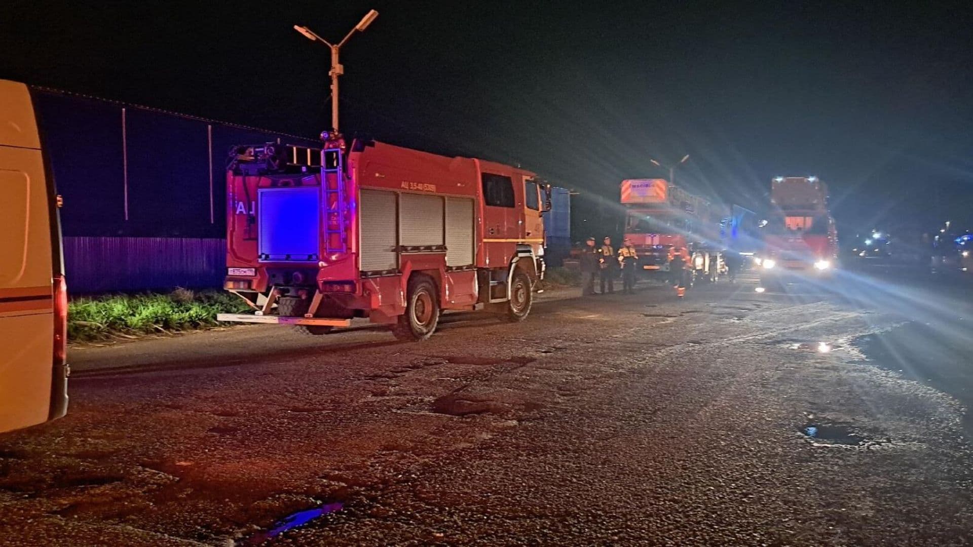 В Петербурге загорелся склад на площади в 22 тысячи "квадратов"