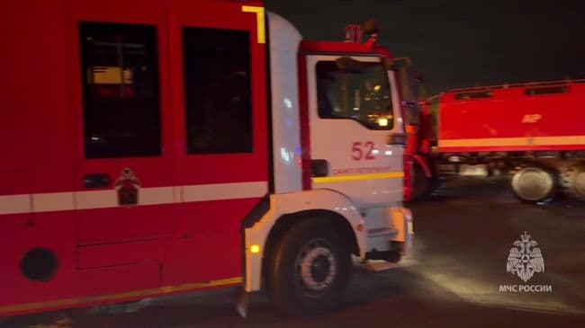 Пожар на складе в Петербурге локализовали