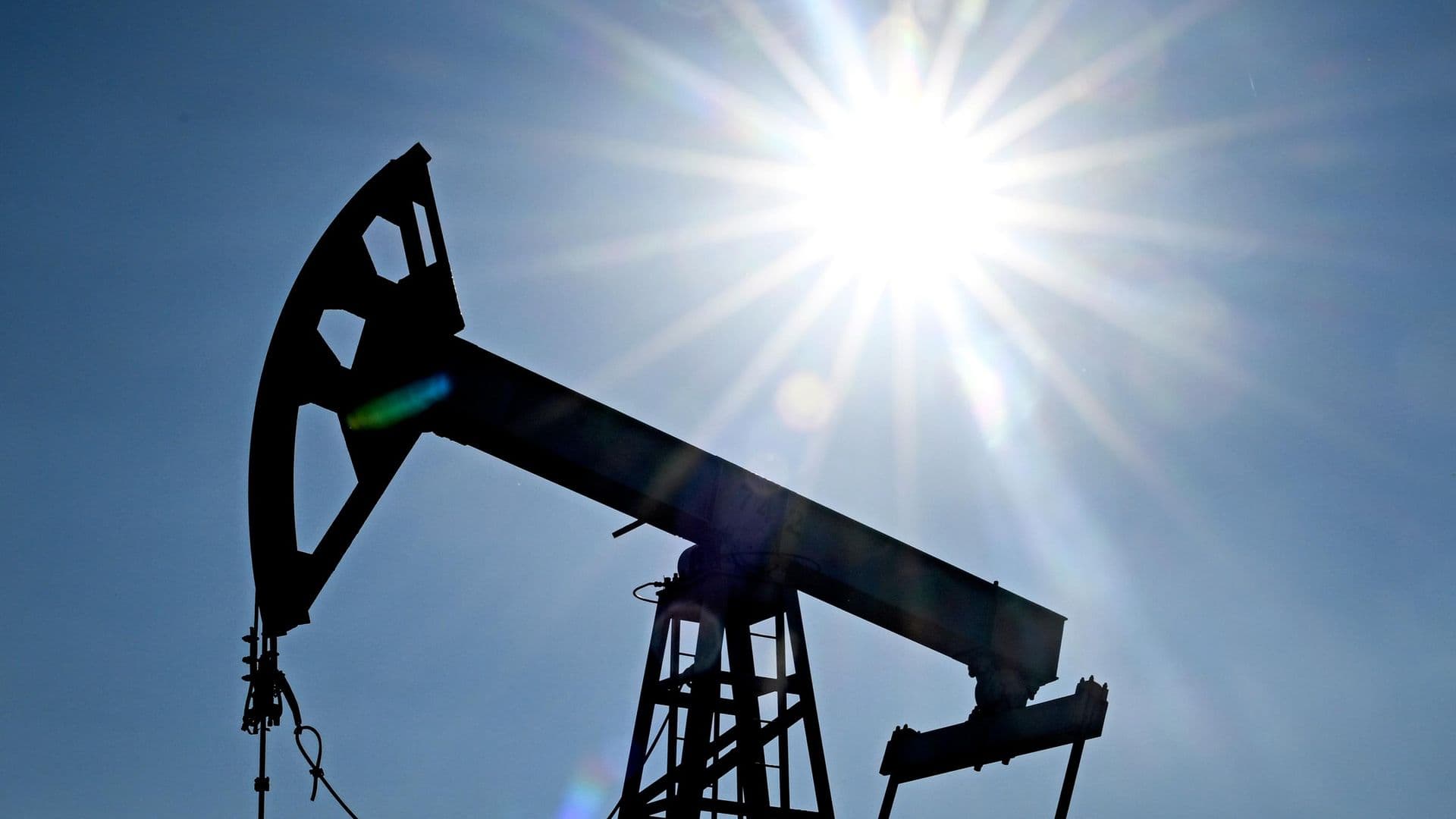 Цена нефти Brent растет на 2,34% на фоне ударов на Ближнем Востоке