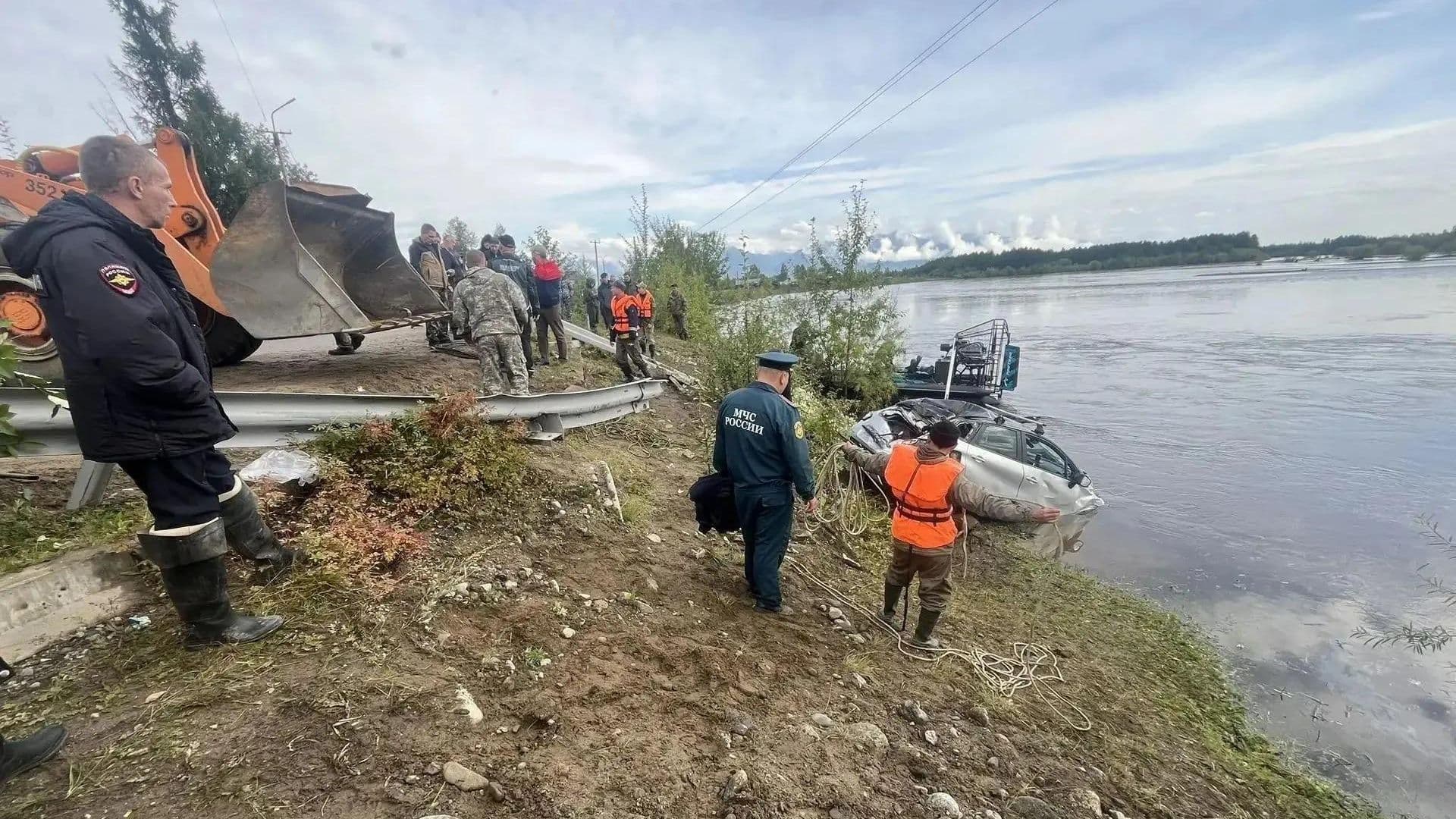 Волонтеры нашли тело девушки, погибшей при падении авто в реку в Забайкалье