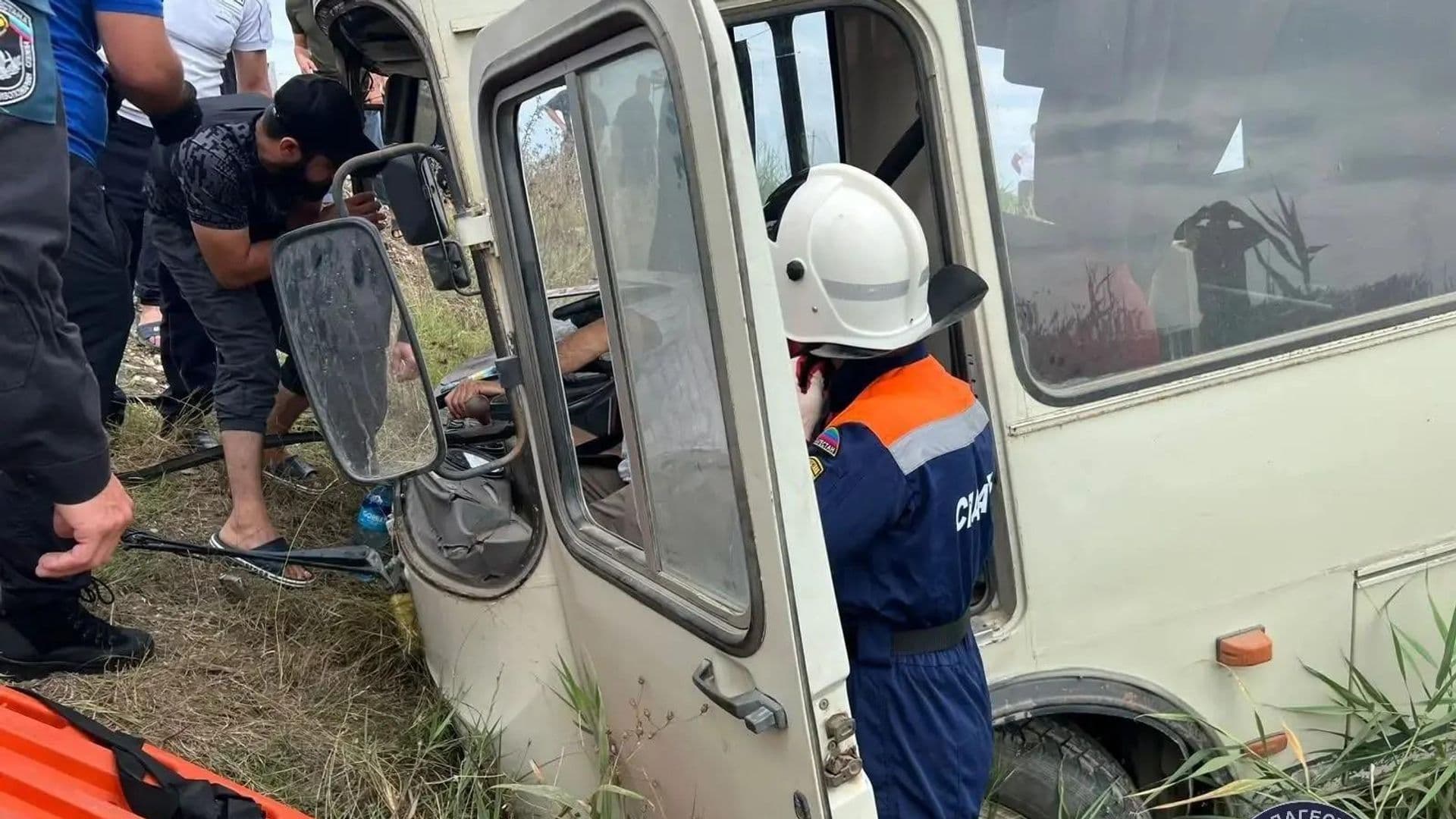 В Дагестане автобус с пассажирами съехал в кювет, есть пострадавшие