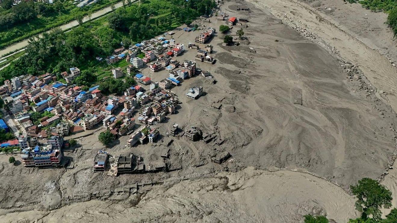 В Непале более 380 туристов пропали без вести после наводнения