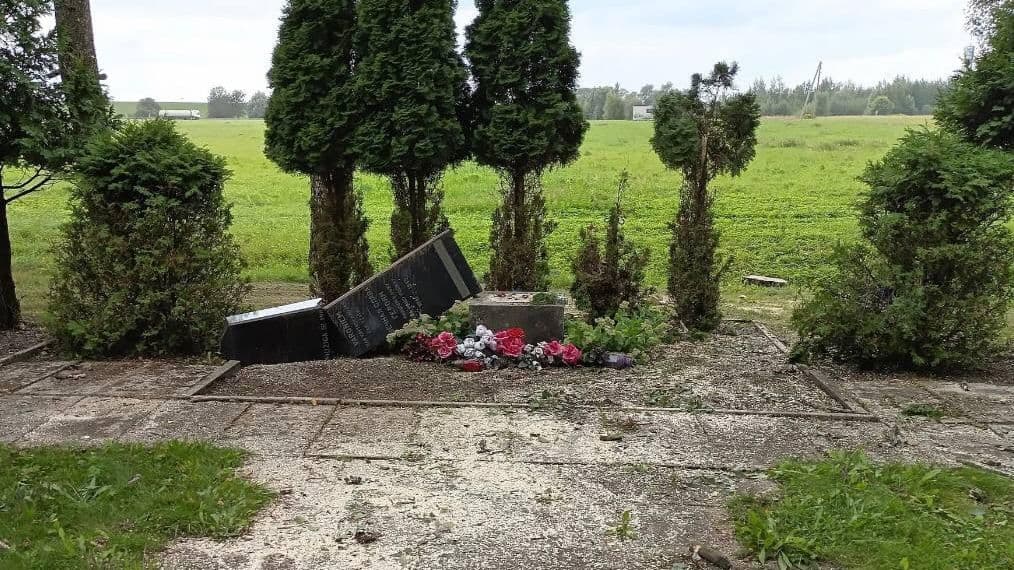 Вандалы в Латвии повалили и сломали памятник советским солдатам
